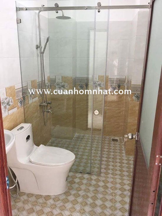 Cửa lùa phòng tăm đứng Cửa lùa phòng tăm đứng